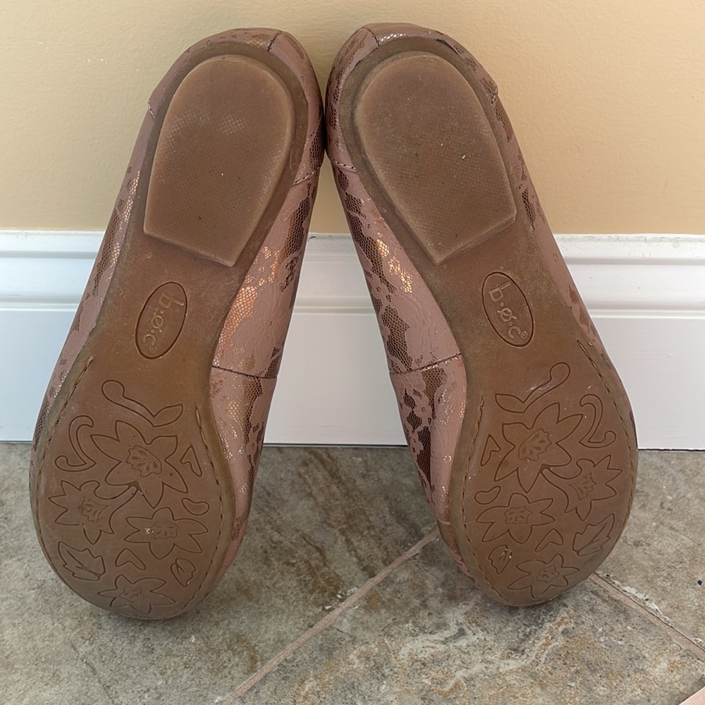 B.O.C. Born Concept Tan and Gold Flats - Picture 3 of 7